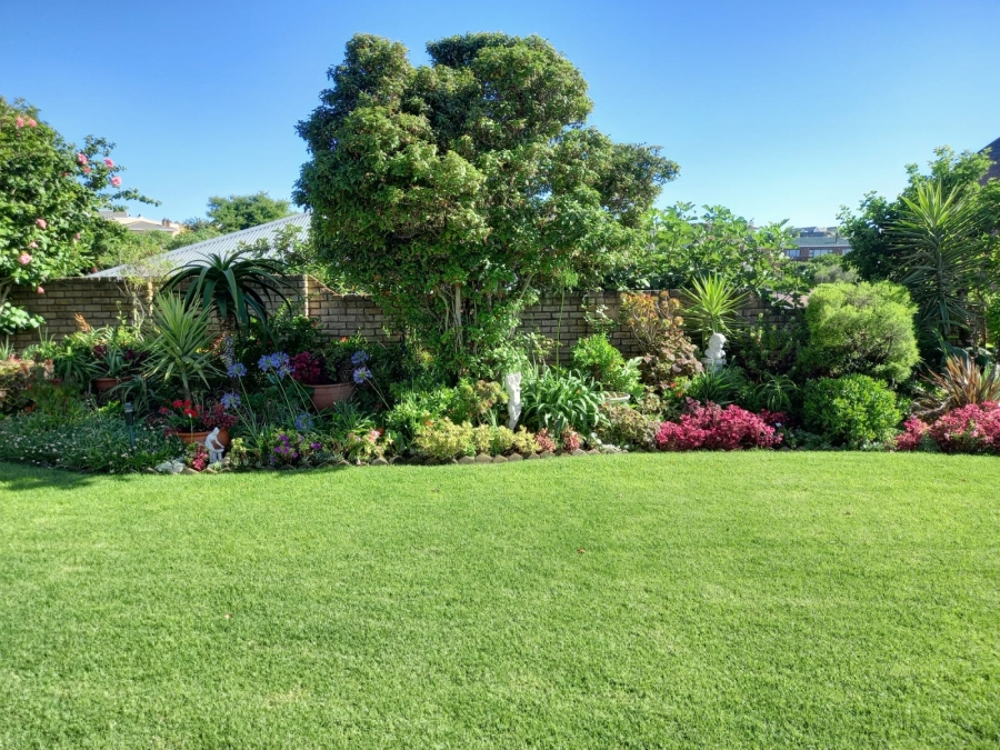 5 Bedroom Property for Sale in Stilbaai Wes Western Cape
